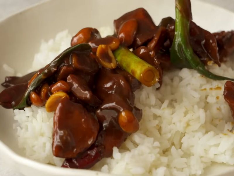 Kung Pao piletina sa pirinčem na tanjiru