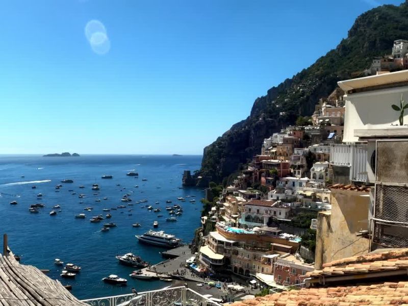 prikaz italije i mora sa mnogo brodova