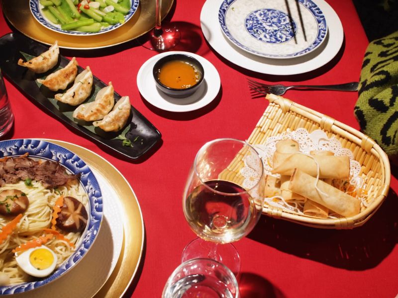 prikaz kineskih specijaliteta na stolu