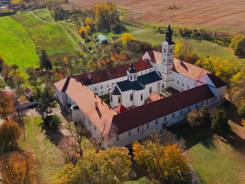 manastir krušedol snimljen iz drona